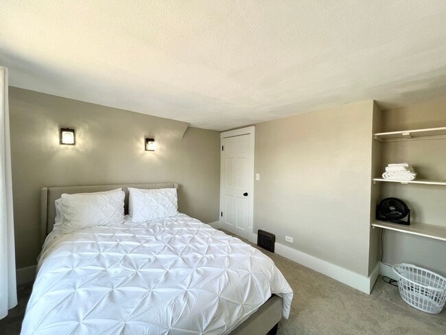 Building Photo - Beautifully Renovated & Fully Furnished Home in Peoria Heights!