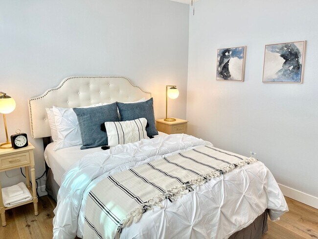 Building Photo - 3945S- The Sunset Lane Cottage | FURNISHED