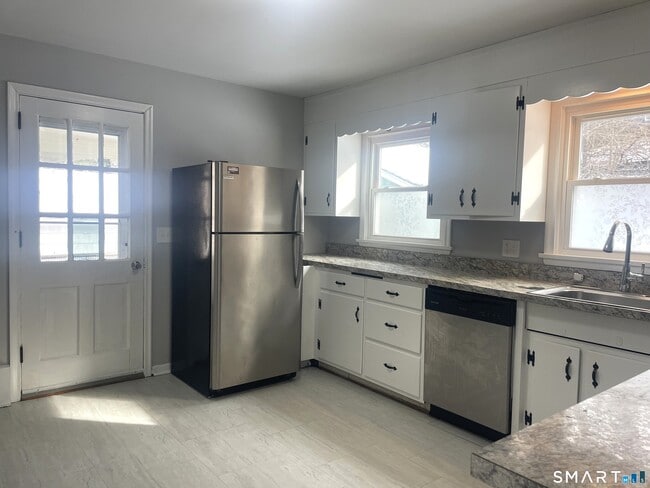 Building Photo - 7 Meadow Dr