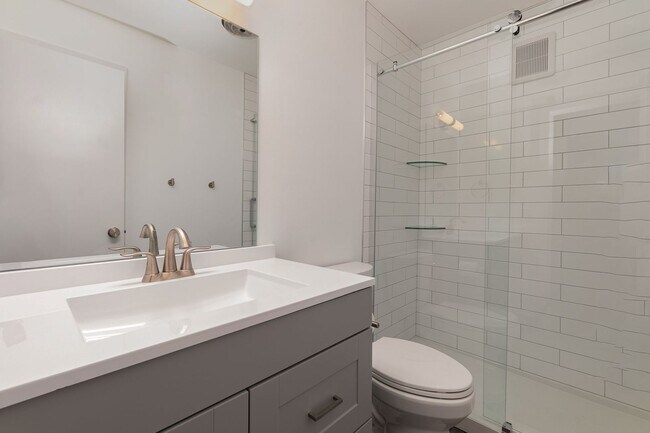 Building Photo - Green Hills Condo Living!