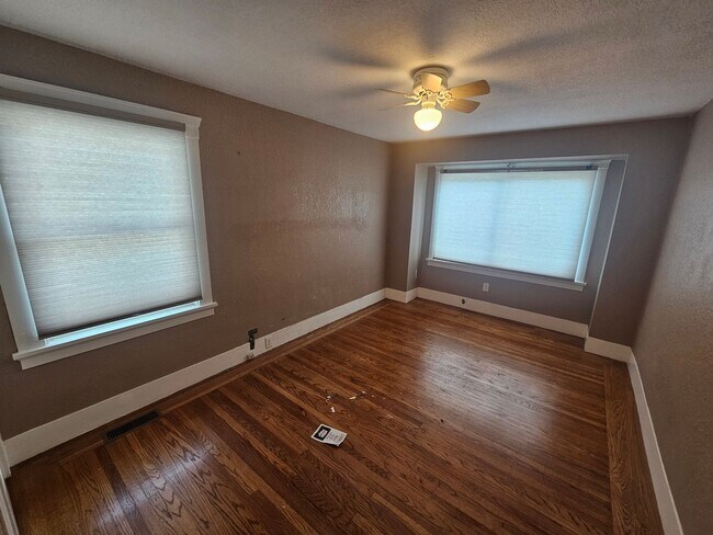 Building Photo - Live & Work in Oakland: Spacious Home with...