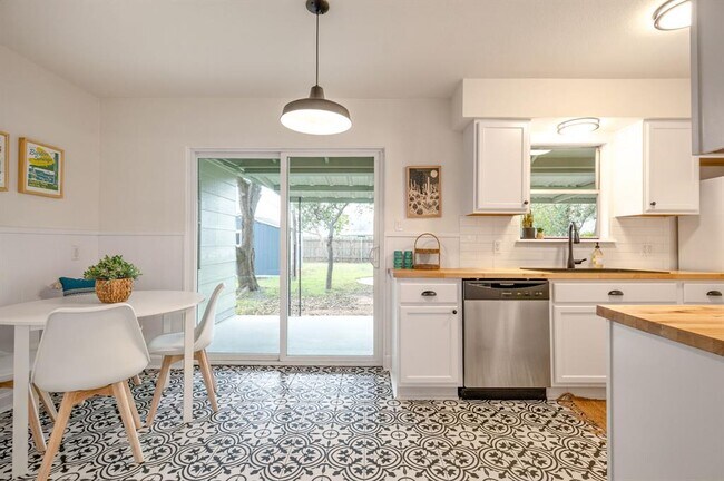 Building Photo - 407 Westmorland Dr