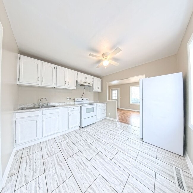 Building Photo - Cozy 2 Bedroom 1 Bathroom Home