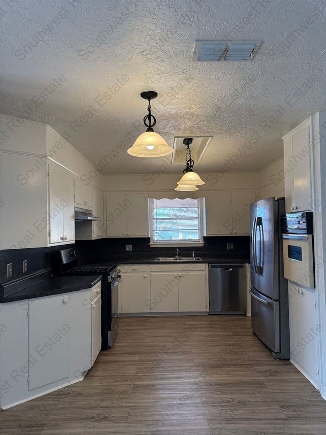 Building Photo - Spacious 4 bedroom 2 bath brick home