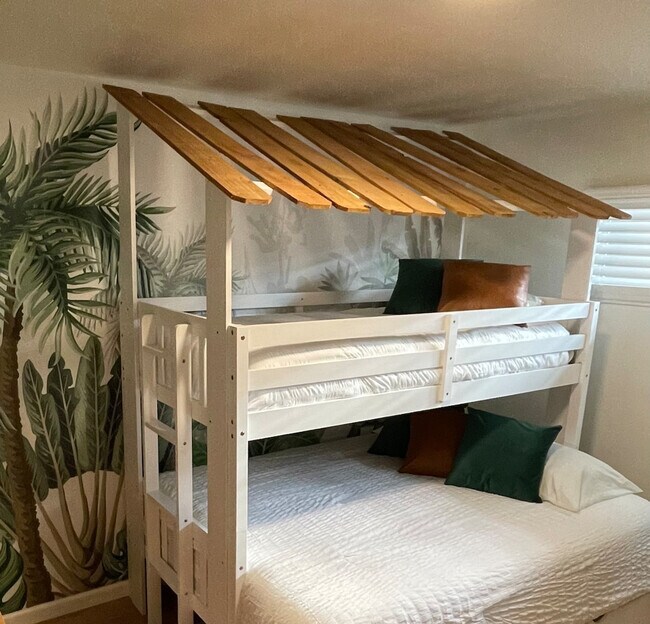 Building Photo - 4000 Gulf Terrace Dr