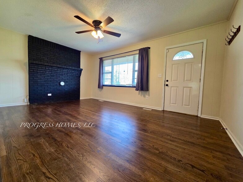 Building Photo - 327 Larkwood Dr SW