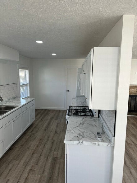 Building Photo - 4233 E 38th St