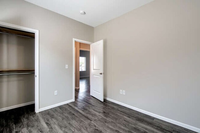 Building Photo - 1338 Azena St