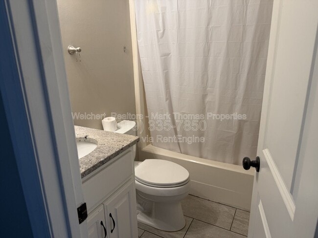 Building Photo - 208 Bridgefield Pl