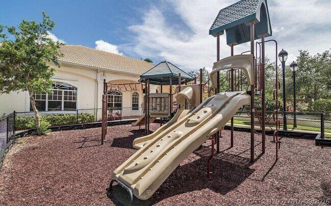 Building Photo - 2106 Myrtlewood Cir E