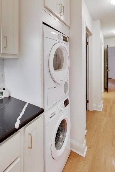 Building Photo - 1402 N La Salle Dr