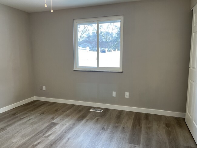 Building Photo - 7690 Rustic Woods Dr