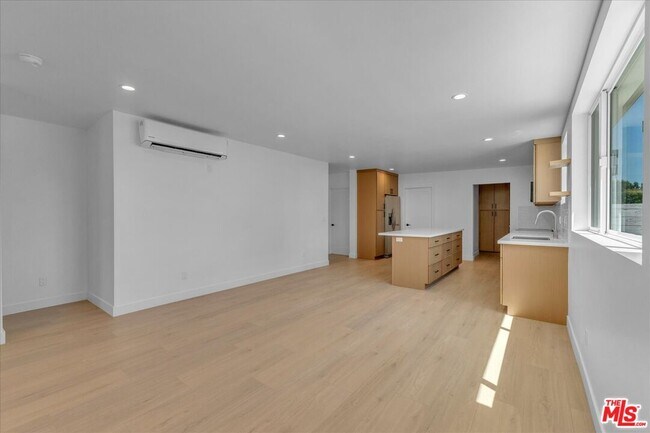 Building Photo - 6913 Encino Ave
