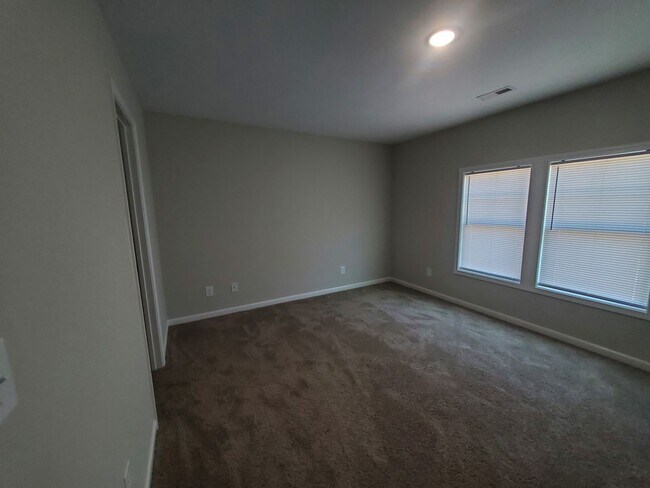 Building Photo - NEW TOWNHOME BUIKT MARCH 2023!