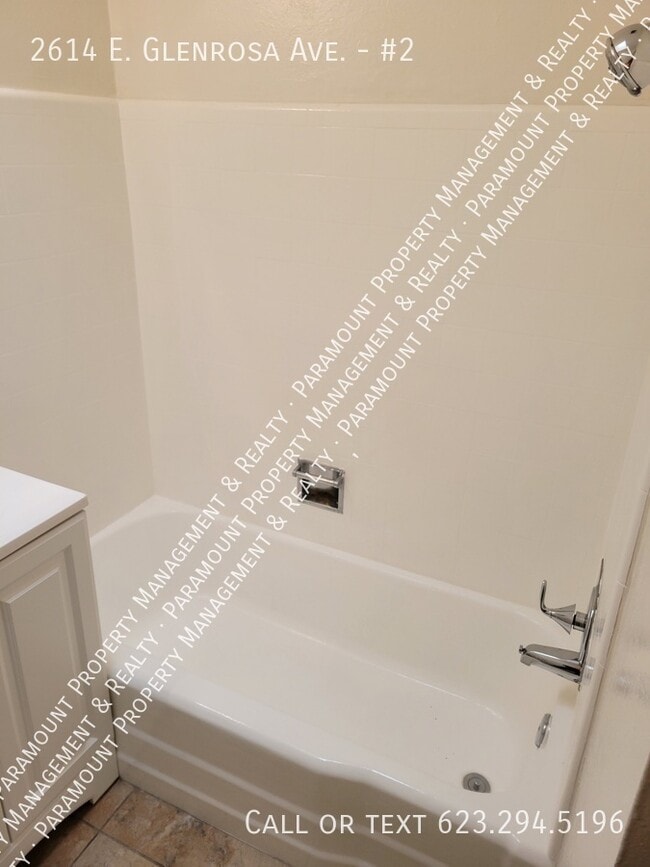 Building Photo - 2614 E Glenrosa Ave