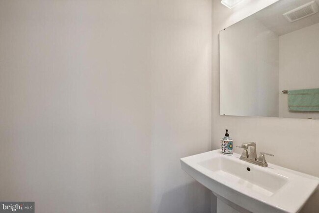 Building Photo - 6070 Fallfish Ct