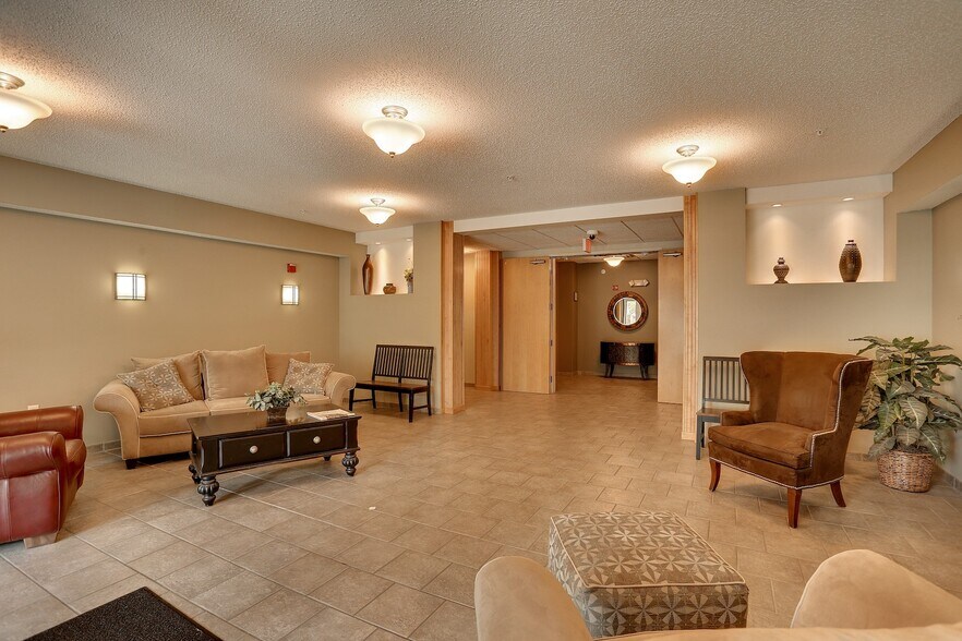 Building Photo - 619 8th St SE