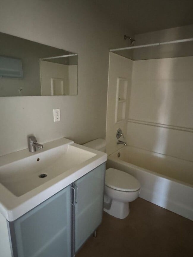 Building Photo - 3 bedroom 2 bath - Available now