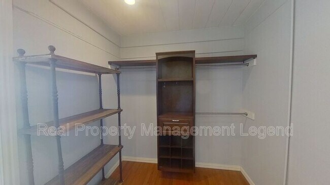 Building Photo - 5739 Kenwood Ave