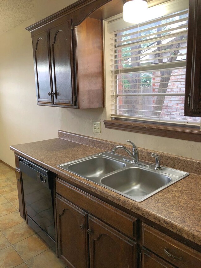 Building Photo - Great Location! Central Edmond!