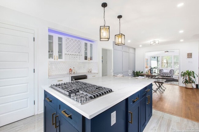 Building Photo - 423 College Blvd