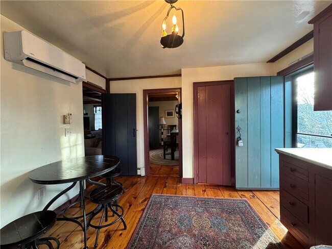 Building Photo - 9 Thames St