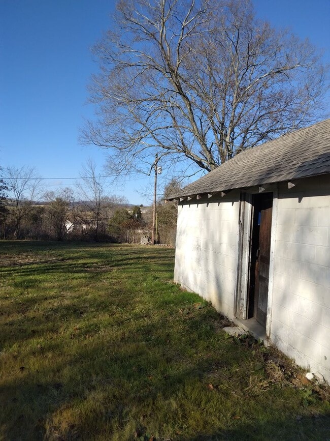 Building Photo - Newly remodeled 2 bedroom 1 bath home, Whi...