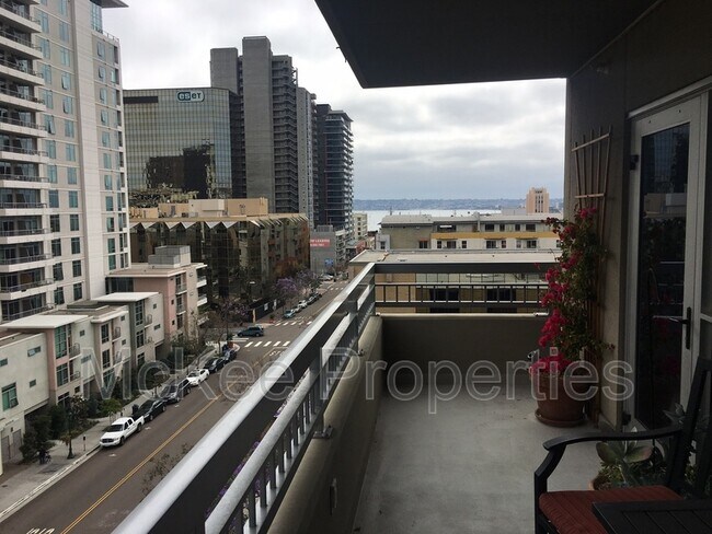 Building Photo - 300 W Beech St