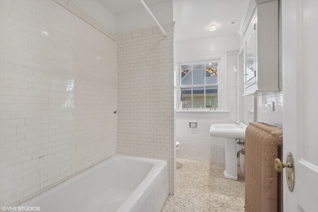 Building Photo - 619 Forest Ave