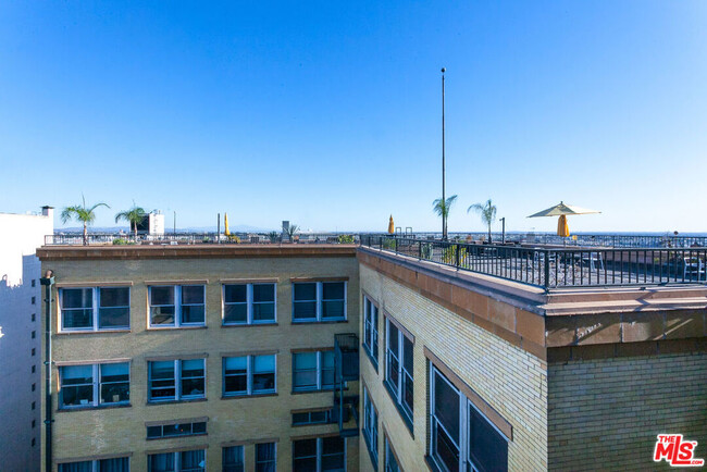 Building Photo - 215 W 7th St