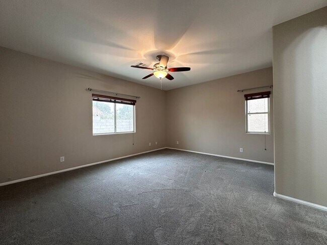 Building Photo - Spacious single story home w/3 beds, 2 bat...