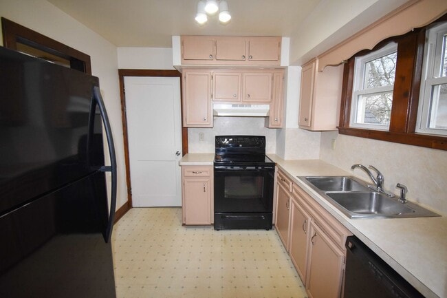 Building Photo - Spacious Three Bedroom House in Mill Hall!