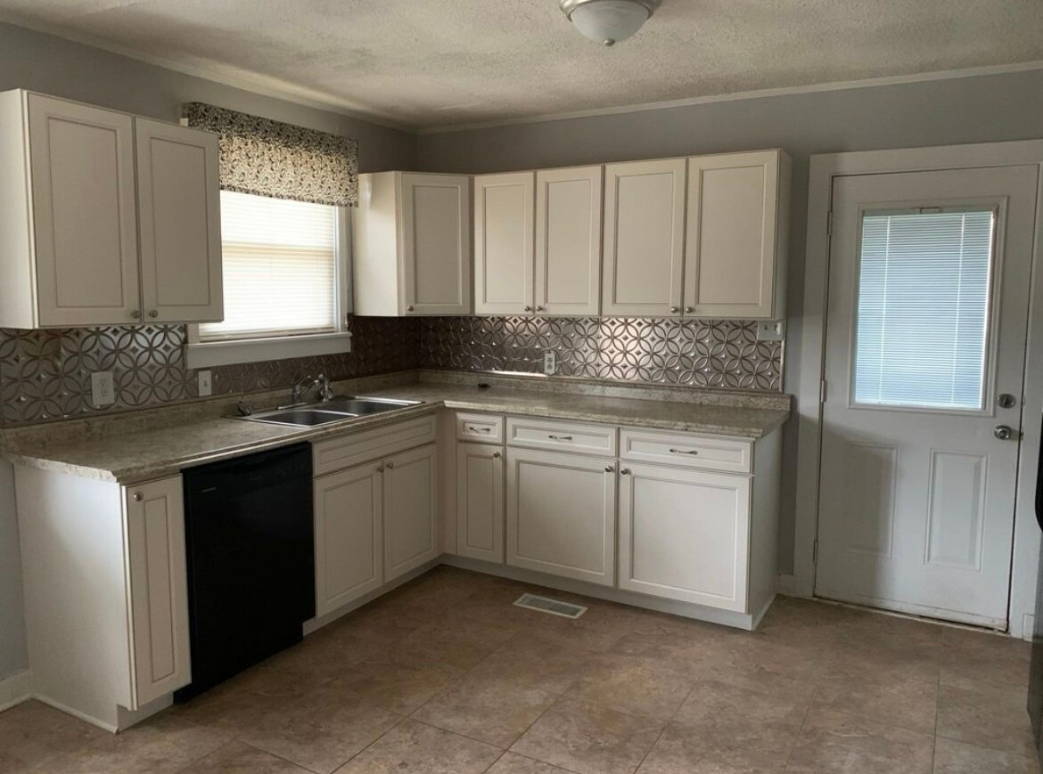 Building Photo - 5008 Schubert Road