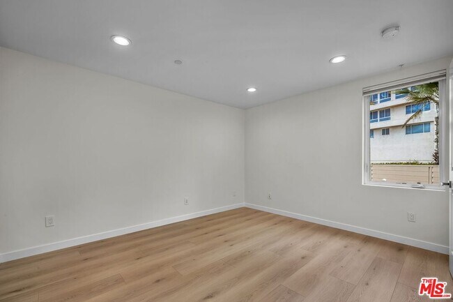 Building Photo - 7301 Vista Del Mar