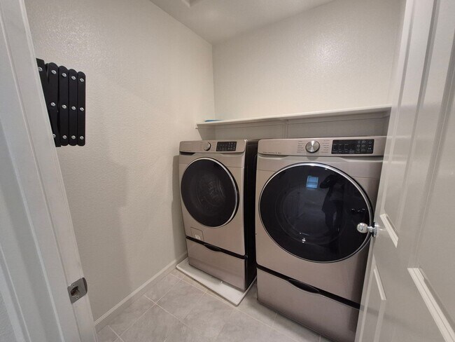 Building Photo - Come home to this Beautiful Newer 3 Bedroom 2.5 bath home