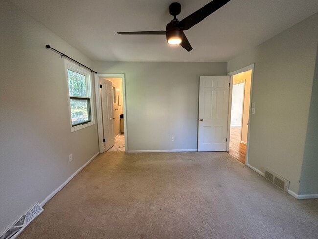 Building Photo - Large 4 bedroom ranch in Forest Hills