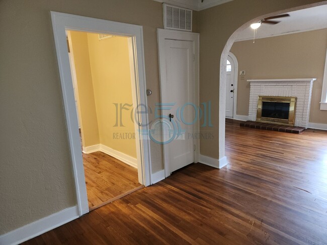 Building Photo - **Lease Pending** Addorable Newly Updated ...