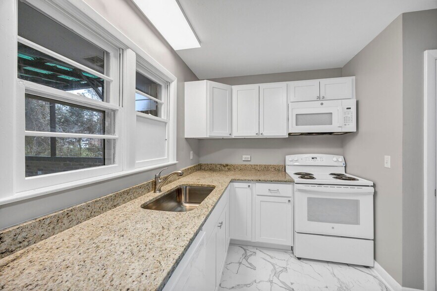 Building Photo - 842 Delverton Rd