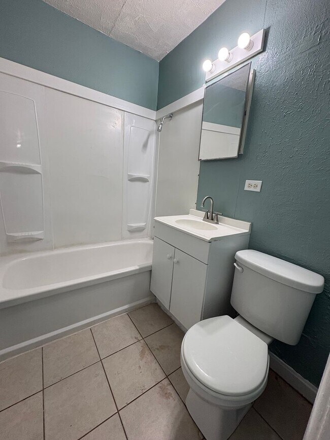 Building Photo - Amazing 3 bedroom/1 bath home with huge kitchen & Central Air/heat