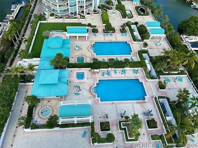Building Photo - 16500 Collins Ave