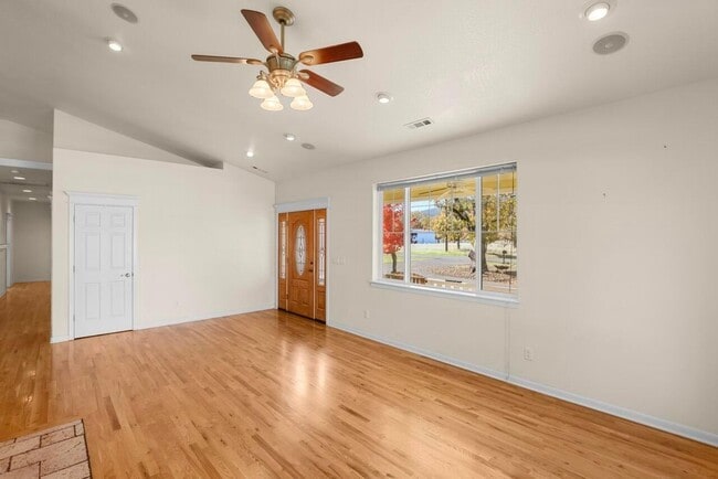 Building Photo - 6400 Rogue River Dr