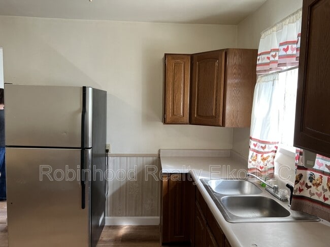 Building Photo - 366 4th St