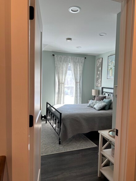 Bed 1 (01) Floor 2 - 41 Zapora Dr