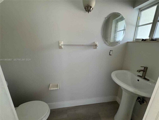 Building Photo - 5736 Tyler St