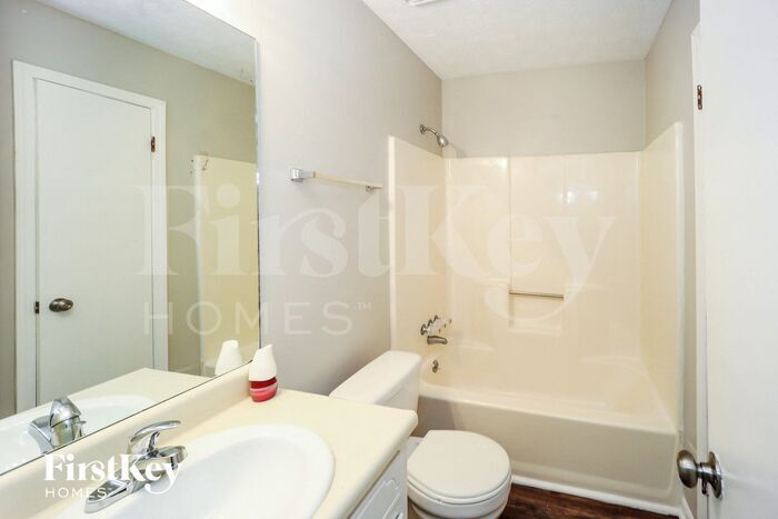 Building Photo - 1327 Labelle St