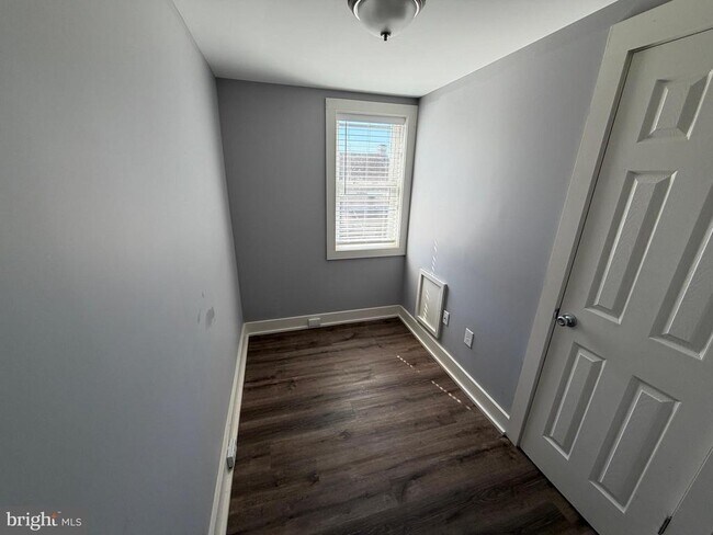 Building Photo - 134 W Airy St