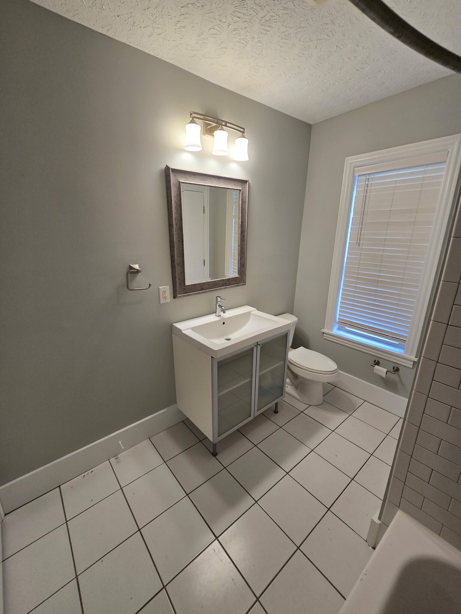 Full bath - 1218 S Washington Ave