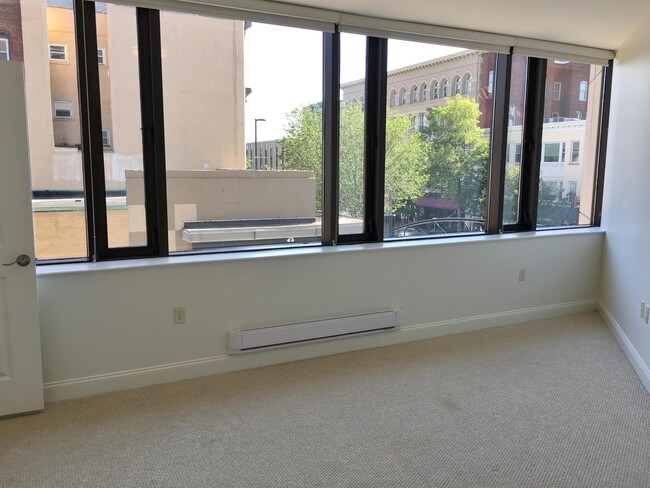 Building Photo - 875 Elm St