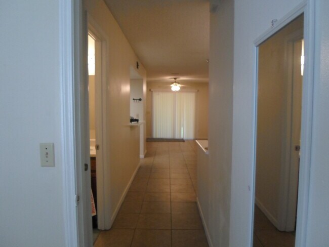 Building Photo - 3/2 townhome - Westside