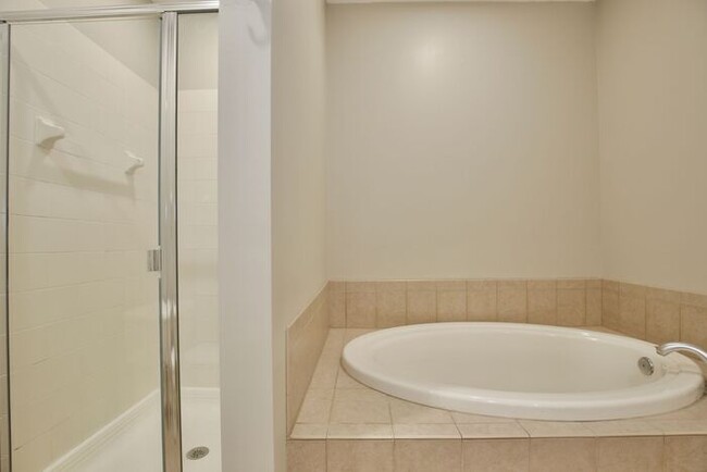 Building Photo - Stunning 2/2.5 Spacious Townhome with a Lo...